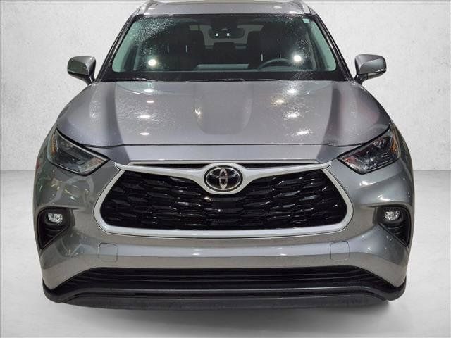 Used 2026 Toyota Highlander XLE AWD/4WD image 2