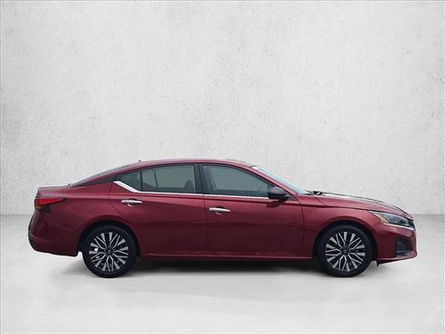 Used 2025 Nissan Altima 2.5 SV FWD image 4