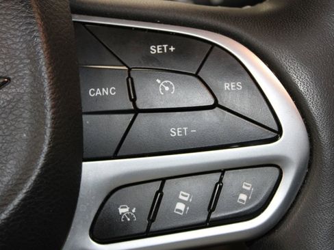 Used 2023 Chrysler Pacifica Touring-L FWD image 45