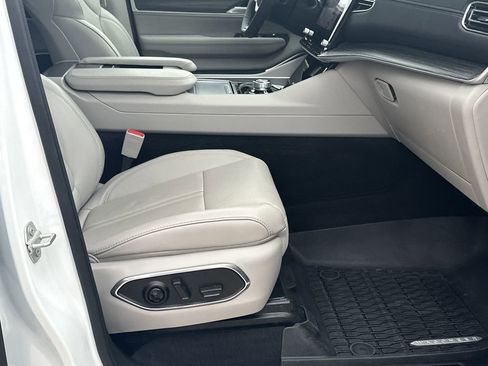 Used 2024 Jeep Wagoneer Series III w/ Premium Group I image 14