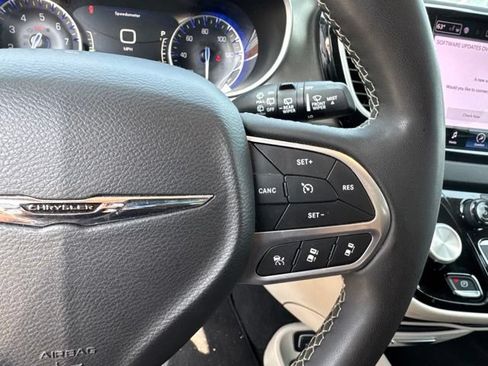 Used 2024 Chrysler Pacifica Touring-L FWD image 10