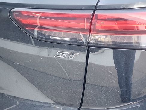 Used 2022 Buick Envision Essence w/ Sport Touring Package image 4