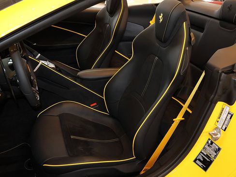 Certified 2025 Ferrari Roma Spider RWD image 5