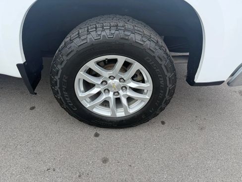 Used 2019 Chevrolet Silverado 1500 LT w/ Z71 Off-Road Package AWD/4WD image 19