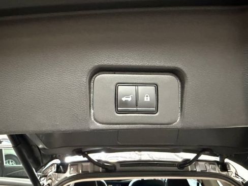 Used 2025 Nissan Rogue SV AWD/4WD image 29