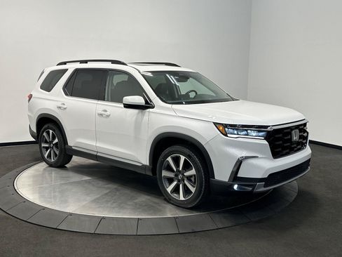 Certified 2023 Honda Pilot Touring image 2