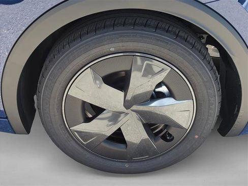 New 2026 Toyota Prius LE FWD image 9