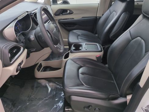 Used 2023 Chrysler Pacifica Touring-L image 16