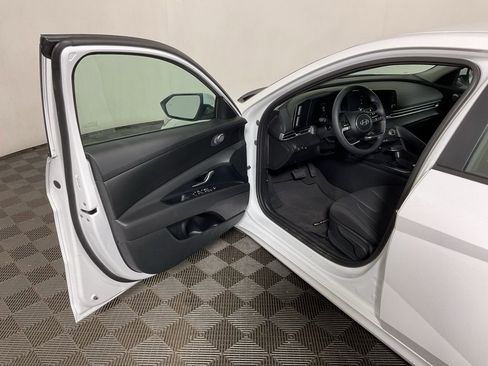New 2026 Hyundai Elantra SE FWD image 18