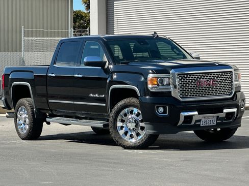 Used 2015 GMC Sierra 2500 Denali w/ Duramax Plus Package AWD/4WD image 2