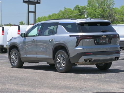 Used 2025 Chevrolet Traverse LT w/ Driver Confidence Package FWD image 3
