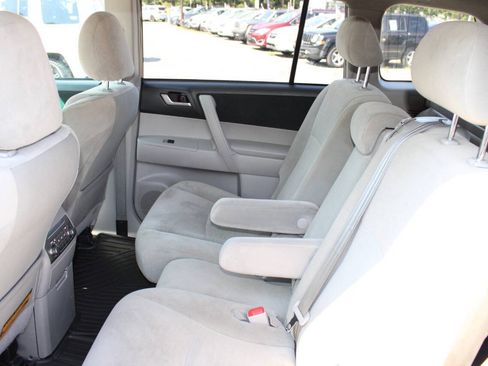 Used 2013 Toyota Highlander Plus AWD/4WD image 18
