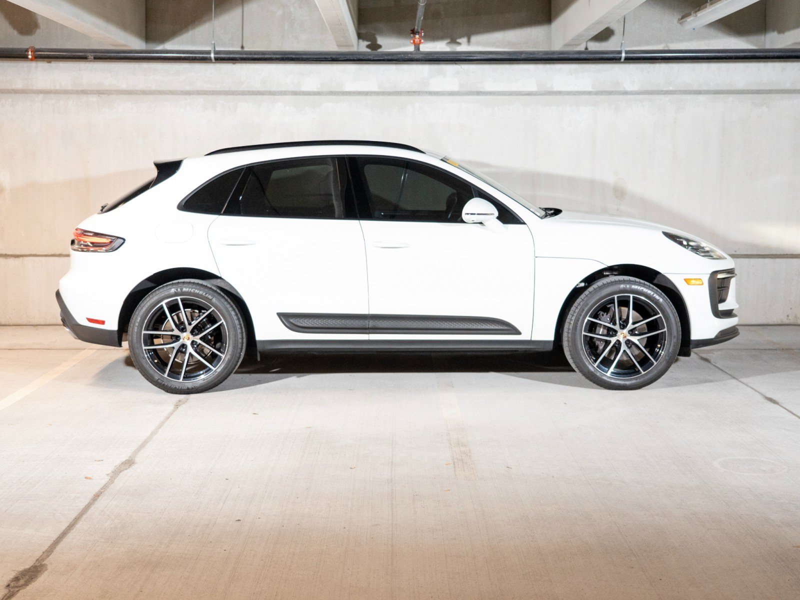 Certified 2025 Porsche Macan AWD/4WD image 2