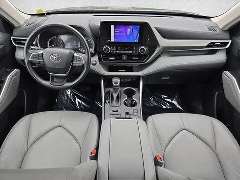 Used 2023 Toyota Highlander XLE AWD/4WD image 9
