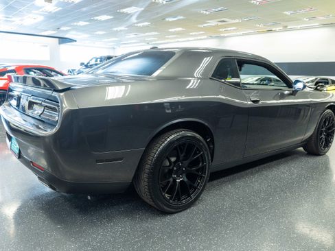 Used 2019 Dodge Challenger SXT RWD image 5