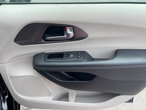 Used 2024 Chrysler Pacifica Touring-L FWD image 20