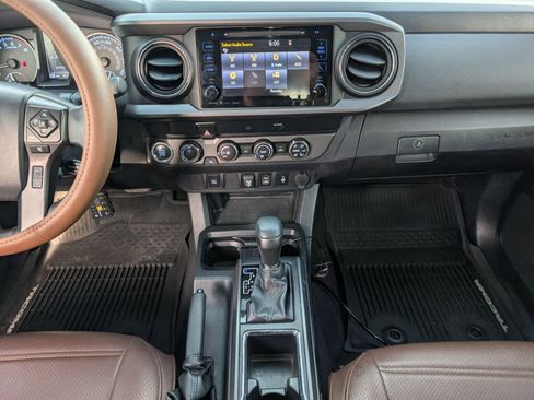 Used 2019 Toyota Tacoma TRD Sport image 7