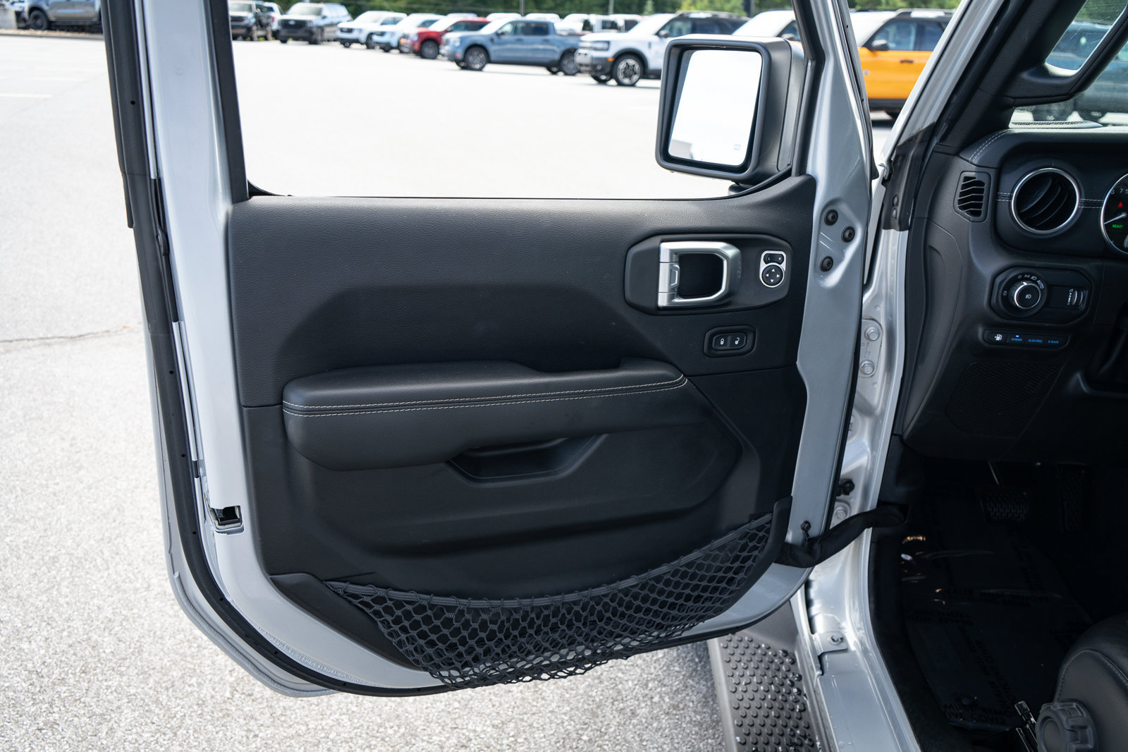 Used 2023 Jeep Wrangler Unlimited Sahara w/ Cold Weather Group AWD/4WD image 16