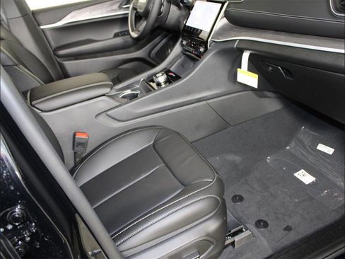 New 2025 Jeep Grand Cherokee Limited w/ Luxury Tech Group II image 35