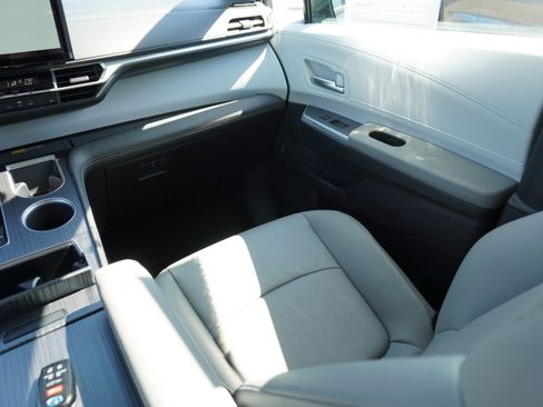 Used 2025 Toyota Sienna XLE image 19