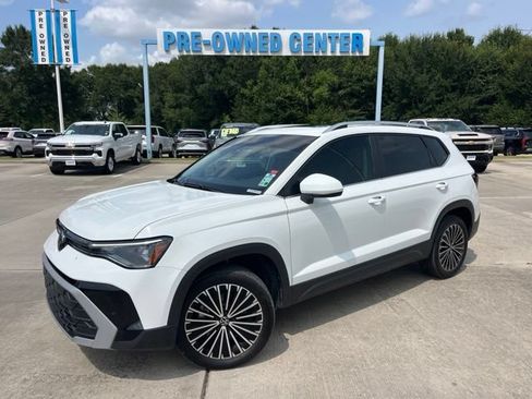 Used 2025 Volkswagen Taos SE FWD image 2