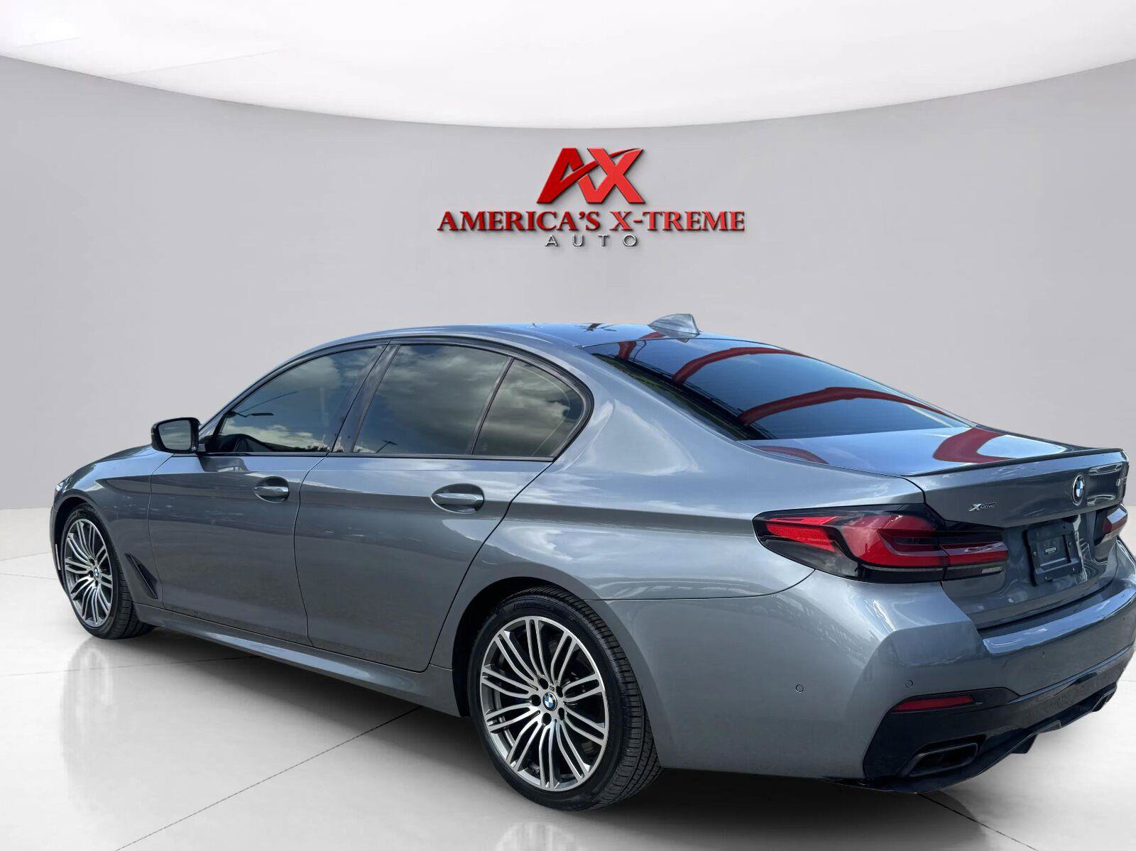 Used 2021 BMW M550i xDrive w/ Dynamic Handling Package AWD/4WD image 4