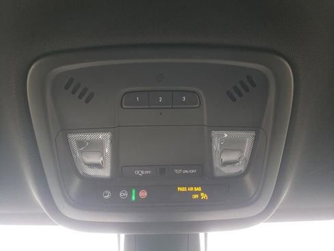 Used 2022 Chevrolet Traverse LT FWD image 24
