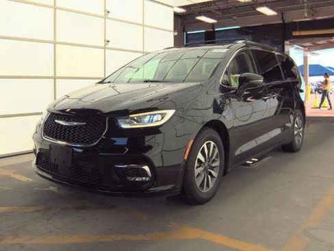 Used 2021 Chrysler Pacifica Touring-L image 17