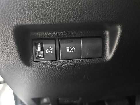 Used 2019 Toyota RAV4 LE AWD/4WD image 15