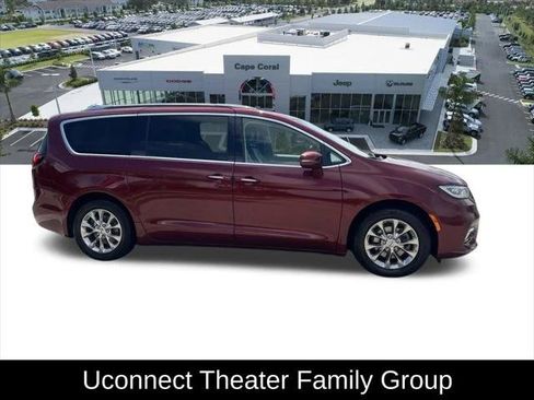 Certified 2021 Chrysler Pacifica Touring-L w/ Uconnect Theater Family Group FWD image 4
