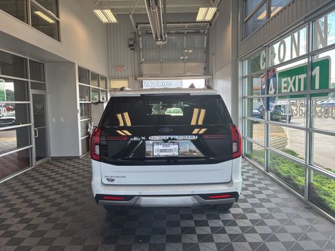 Used 2025 Ford Expedition Platinum AWD/4WD image 6