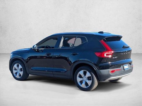 Used 2020 Volvo XC40 T4 Momentum image 8