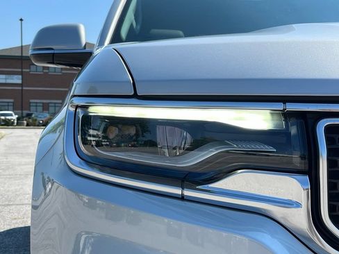 Used 2022 Jeep Wagoneer Series III w/ Premium Group I AWD/4WD image 9