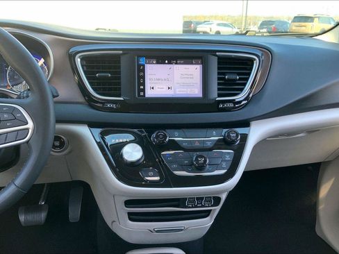Used 2023 Chrysler Voyager LX FWD image 6