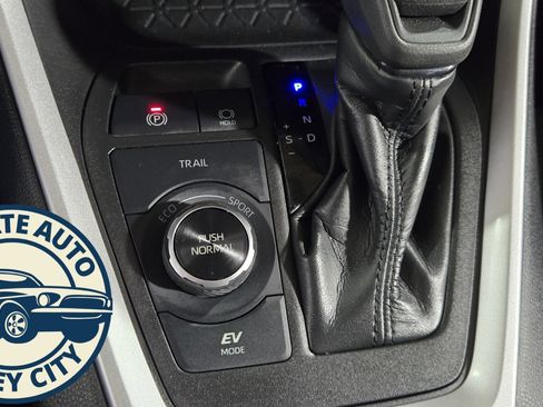 Used 2021 Toyota RAV4 LE image 16