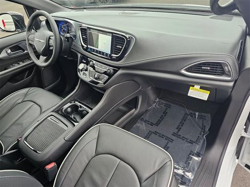 New 2026 Chrysler Pacifica Limited w/ S Appearance Package image 17