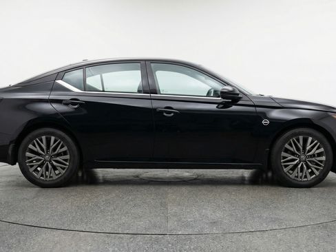 Used 2025 Nissan Altima 2.5 SV image 11
