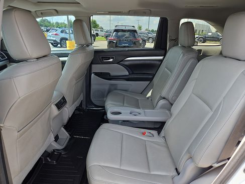 Used 2018 Toyota Highlander XLE FWD image 11