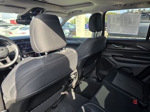 Used 2023 Jeep Grand Cherokee Laredo X image 13