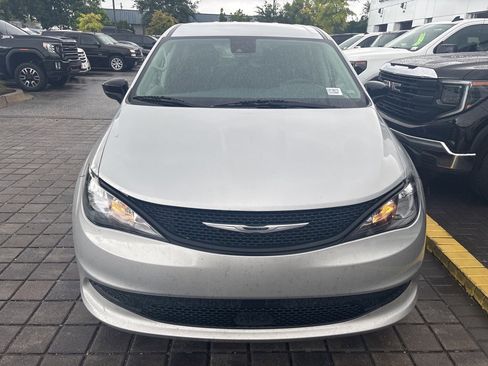 Used 2024 Chrysler Voyager LX image 4