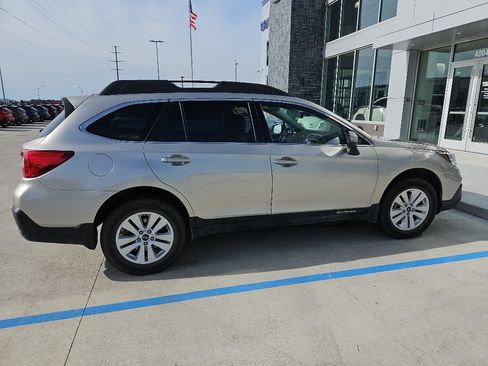 Used 2019 Subaru Outback 2.5i Premium AWD/4WD image 1