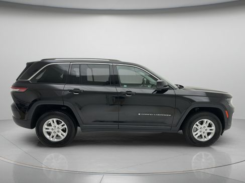 Used 2023 Jeep Grand Cherokee Laredo AWD/4WD image 2