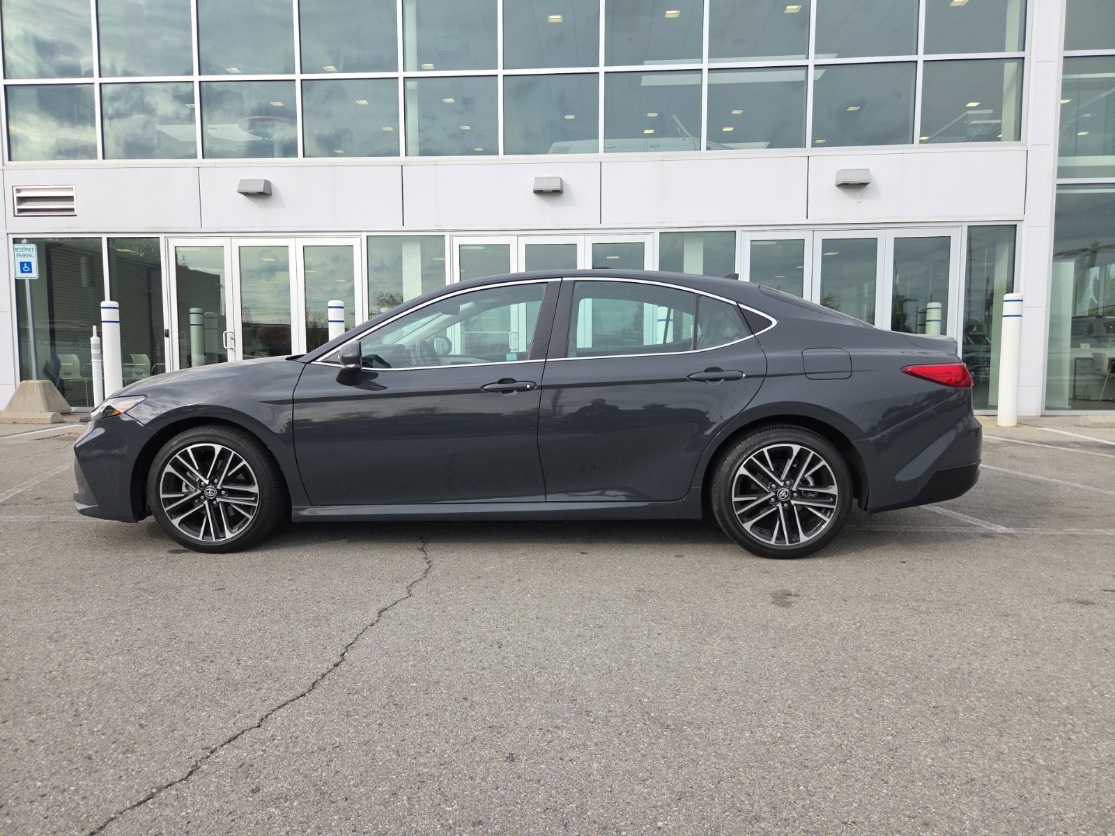 Used 2025 Toyota Camry XLE FWD image 12