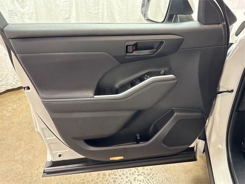 Used 2023 Toyota Highlander LE image 22