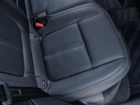 Certified 2026 Porsche Macan AWD/4WD image 38