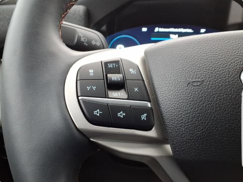 Used 2025 Ford Explorer Active w/ Active Comfort Package image 16