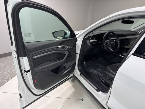 Used 2022 Audi e-tron Premium Plus w/ Premium Plus Package image 9