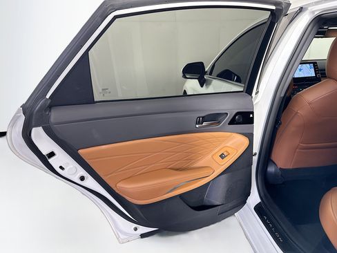 Used 2021 Toyota Avalon Limited w/ Advanced Safety Package image 27