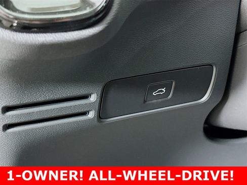 Used 2025 Volvo XC40 B5 Plus image 29