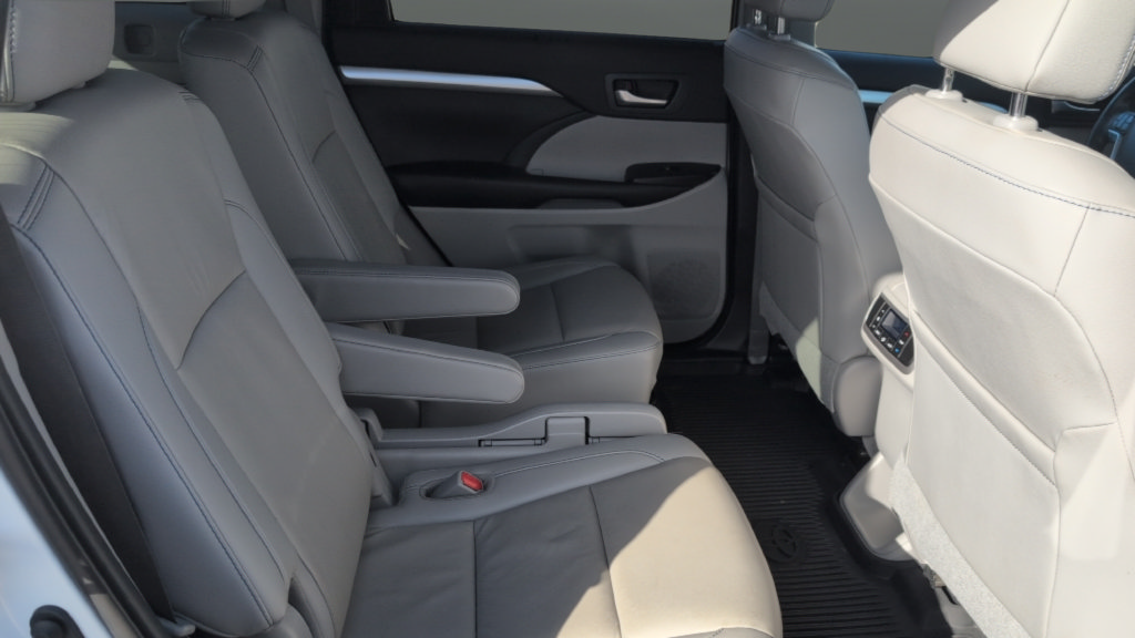 Used 2019 Toyota Highlander XLE AWD/4WD image 26